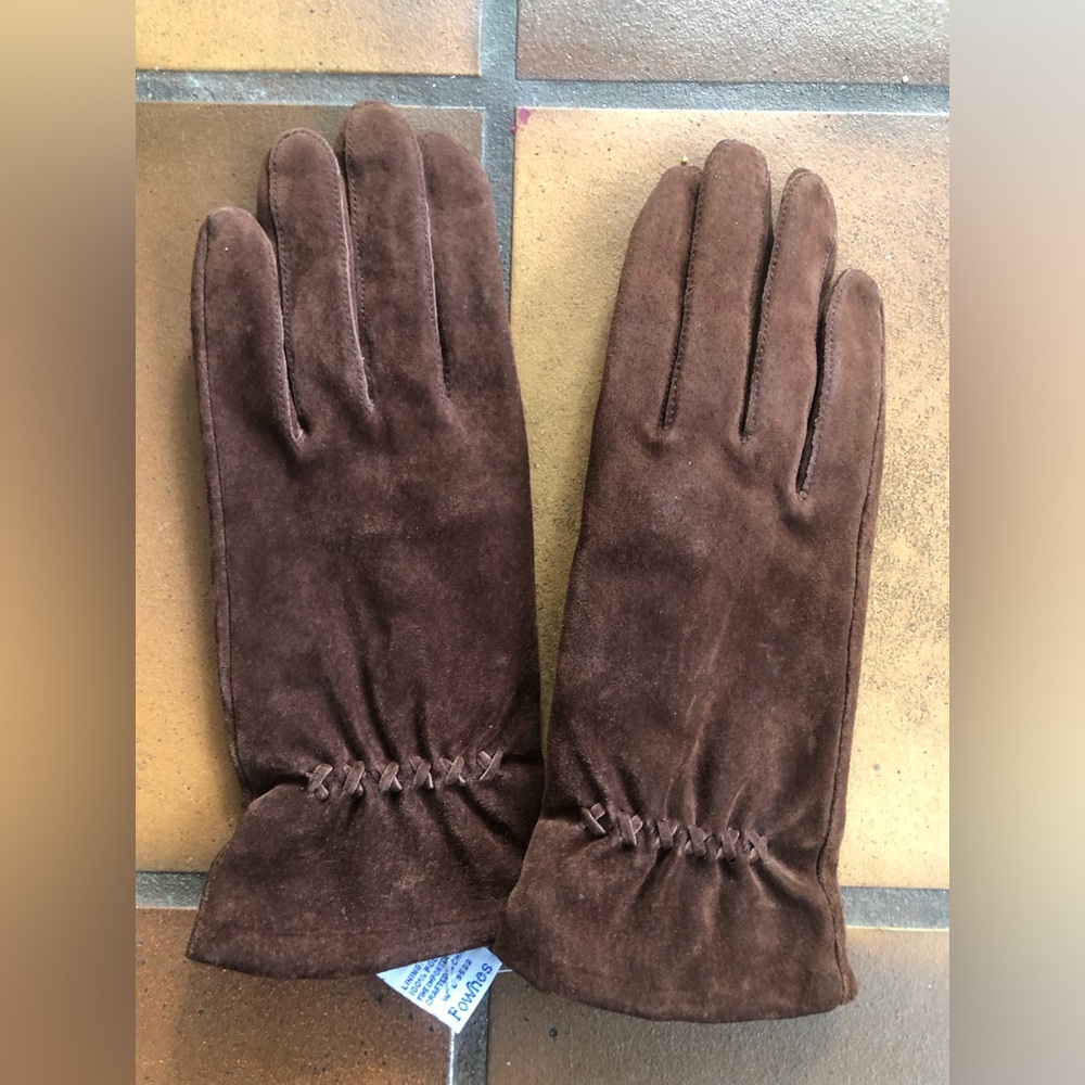 NWOT suede brown gloves.
